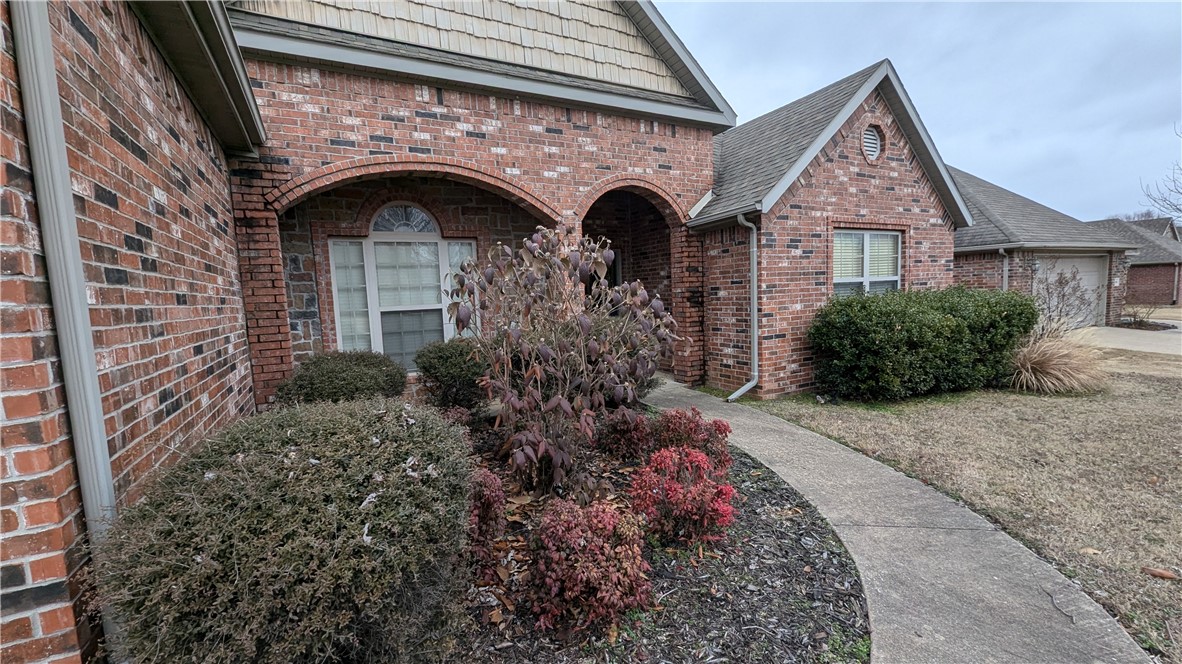 This is a fantastic house in a great location. Beautiful brick home with formal dining, large kitchen, large primary bedroom and walk in closet. This home has great curb appeal and is landscaped nicely with minimal upkeep.