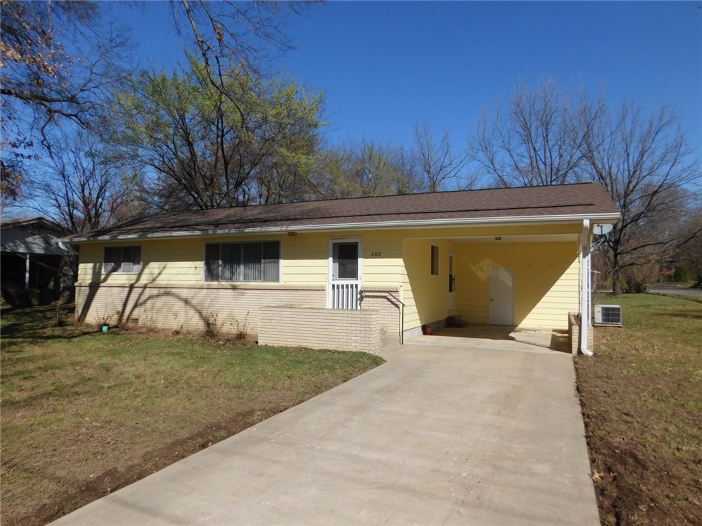 Very nice & clean! Move-in ready. 1,120 SF, 3 BR, central H/A, newer carpet and paint. Located on a corner lot with big shade trees in a quiet area. Close in middle of town. Agent owned