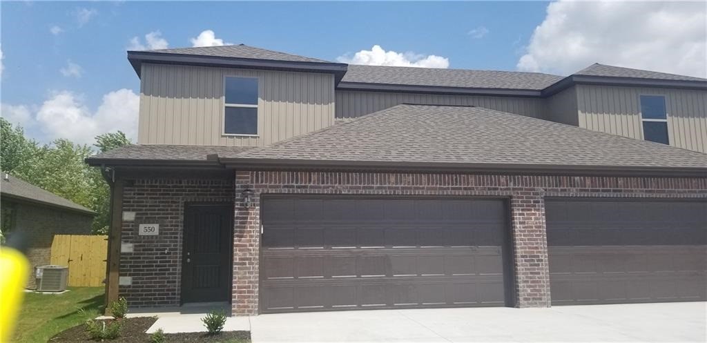 Newer duplex in great location! Close to the Wal-Mart Neighborhood Market on Hwy 102 and Greenhouse Rd in Bentonville. Kitchen has gad range, granite and pantry. Refrigerator and Washer & Dryer provided. No smoking. Pets negotiable with additional deposit and owner approval.