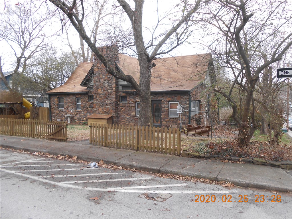 3500 +/- sf of residential and retail/shop space on corner lot. Zoned Downtown General. Originally built in 1906 and restored to 1906 character. 1790 +/- sf is residential space; 1700 +/- sf retail/shop space was last used as antique shop. Outstanding downtown location. Walk to Dickson or the Square. Ideal for short term rental.