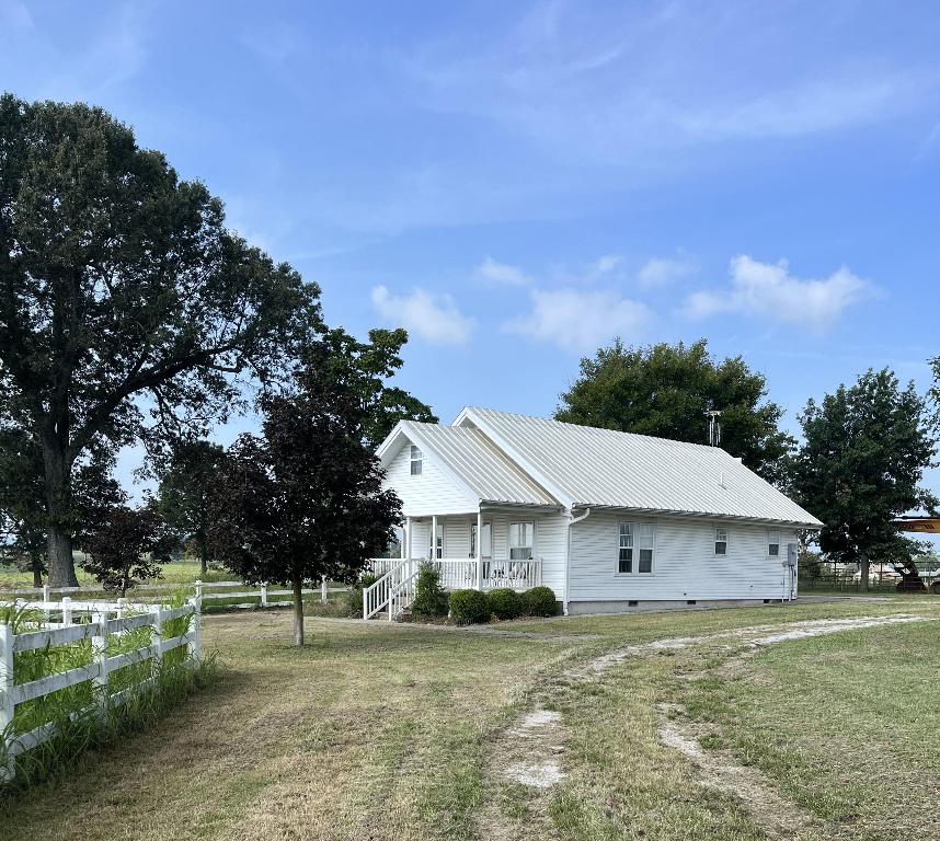 Great house in the country yet only a few minutes from Harrison or Dogpatch. Tile/Carpet. All appliances including washer and dryer. No smoking/pets. $1100mo/$1000deposit.