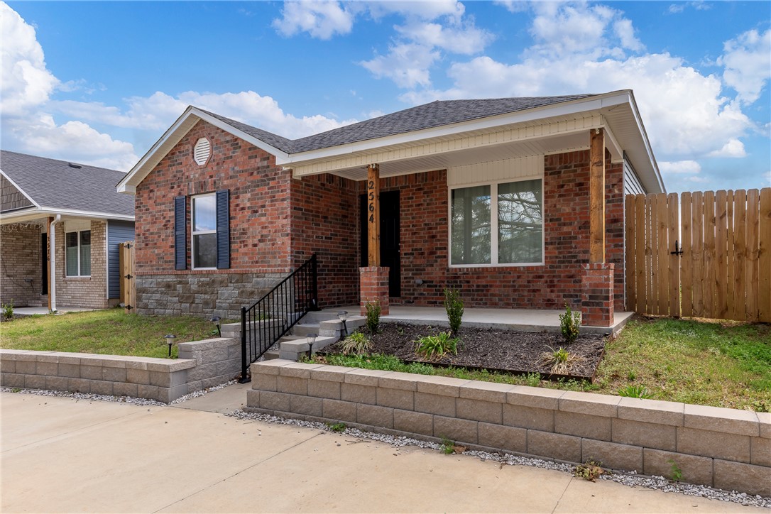 Welcome home to the Riverside village, immerse yourself in this community filled neighborhood, great for a first time buyer! This home is located a short drive from the university so it's a perfect fit for a family with children attending the U of A!
