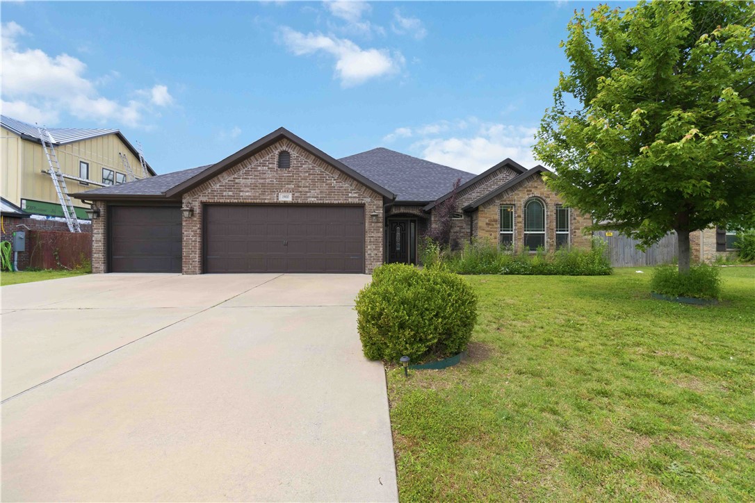 All-brick 3BD/2BA home in SW Bentonville — built 2015, move-in ready, and anchored by a rare 3-car garage that sets it apart from everything else in this price range.
Inside, the split floor plan delivers privacy and flow. The open kitchen features granite countertops, custom cabinetry, stainless appliances, and a kitchen island. Wood floors run through the main living areas. The primary suite includes a 2 walk-in closet and tile shower. Two additional bedrooms sit on the opposite side of the home.
Outside, a covered patio overlooks a fully fenced backyard — private, functional, and ready for any season.
The 3-car garage is the headline. Vehicles, workshop, storage — or all three. In Bentonville, at this price point, it simply does not come around often.
Minutes from top restaurants, trails, shopping, and Walmart HQ.