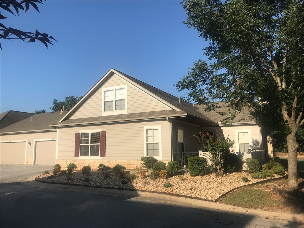 Ditch the Mower, Keep the Style! 
Looking for the easy life? This 3BR/2.5BA Rogers condo is calling your name.
Zero Yard Work: Exterior maintenance is included.
Amenities: Spend your weekends at the community pool and clubhouse.
Prime Location: Minutes from Pinnacle Mall, your favorite restaurants, and I-49.
Space: Two stories, modern layout, and a full 2-car garage with extra storage.
Live quiet, stay connected, and enjoy more free time.