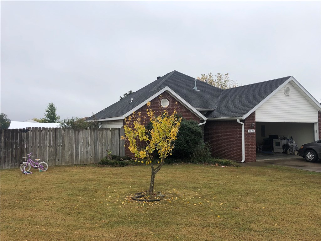 3 bedroom, 2 bath split floor plan on large corner lot. Living room open to kitchen with nice eat-in area. Huge fenced in back yard. Close proximity to schools, shopping and Charlie and Willie George Park.