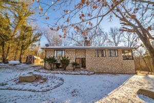 Bull Shoals Lake just steps away from this completely remodeled 3 BR, 2 1/2 BA lake home in Diamond City. Large open living room, kitchen & dining room.  New quartz countertops, gas log fireplace & solar panels. Large walk-in pantry with dumbwaiter. Screened in porch so you can enjoy the awesome views and watch the animals.  Hunting and fishing right outside your door!! 2-car garage. Greenhouse with electric & well house. Well water for gardening. Yard has mature trees and flowers beds.  State land bordering on 2 sides.