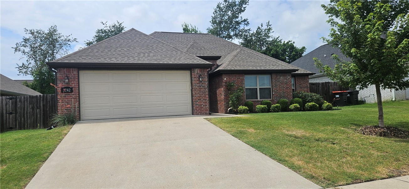 Great home in Summer View S/D. The 'Ashton' plan features 3 bedrooms, 2 bathrooms, nice bonus room that could be used as a 4th bedroom, wood floors, granite countertops, split floor plan, gas log fireplace in living room, large open kitchen with pantry refrigerator included, big master suite complete with his/her closets, separate shower & Jacuzzi tub. Covered back patio & much more! Come take a look!
