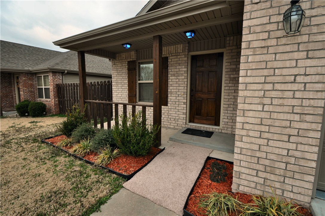 WOW!! ENERGY EFFICIENT 3BR 2 BATH HOME. LOCATED CLOSE TO ROGERS HS & PINNACLE. TONS OF EXTRA’S, WOOD FLOORS, GUTTERS, COVERED PATIO, 
GRANITE, WASHER & DRYER, BUILT IN MICROWAVE, DISHWASHER, EPOXY GARAGE FLOOR, TRAY CEILING’S. NEWLY PAINTED WALL’S NEW CARPET, NEW RANGE, ETC. WON’T LAST LONG!!