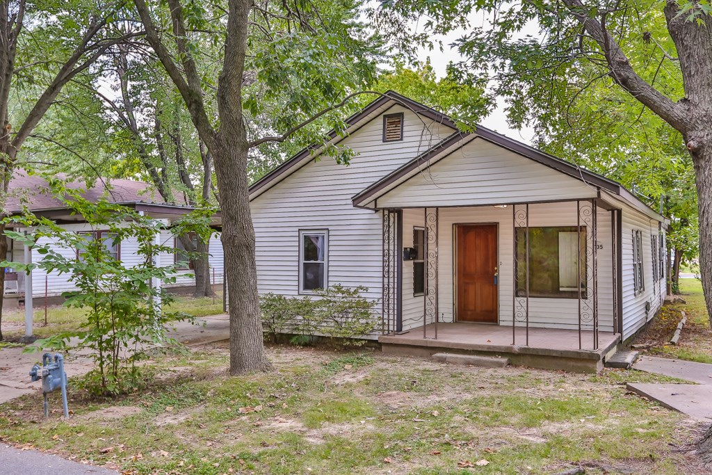 Remodeled Historic Charmer in heart of Downtown Springdale. Low maintenance vinyl siding and a covered front porch. Adorable kitchen w/tons of cabinet space. Bathroom has his and her sinks and a linen closet. Also has cute enclosed sunroom at the back of the house. Home just got a new roof! Close to Springdale Aquatic Center, Murphy Park, Springdale Youth Center, & Springdale Schools! And only 3 blocks from the square! Perfect for small family or investment property!
