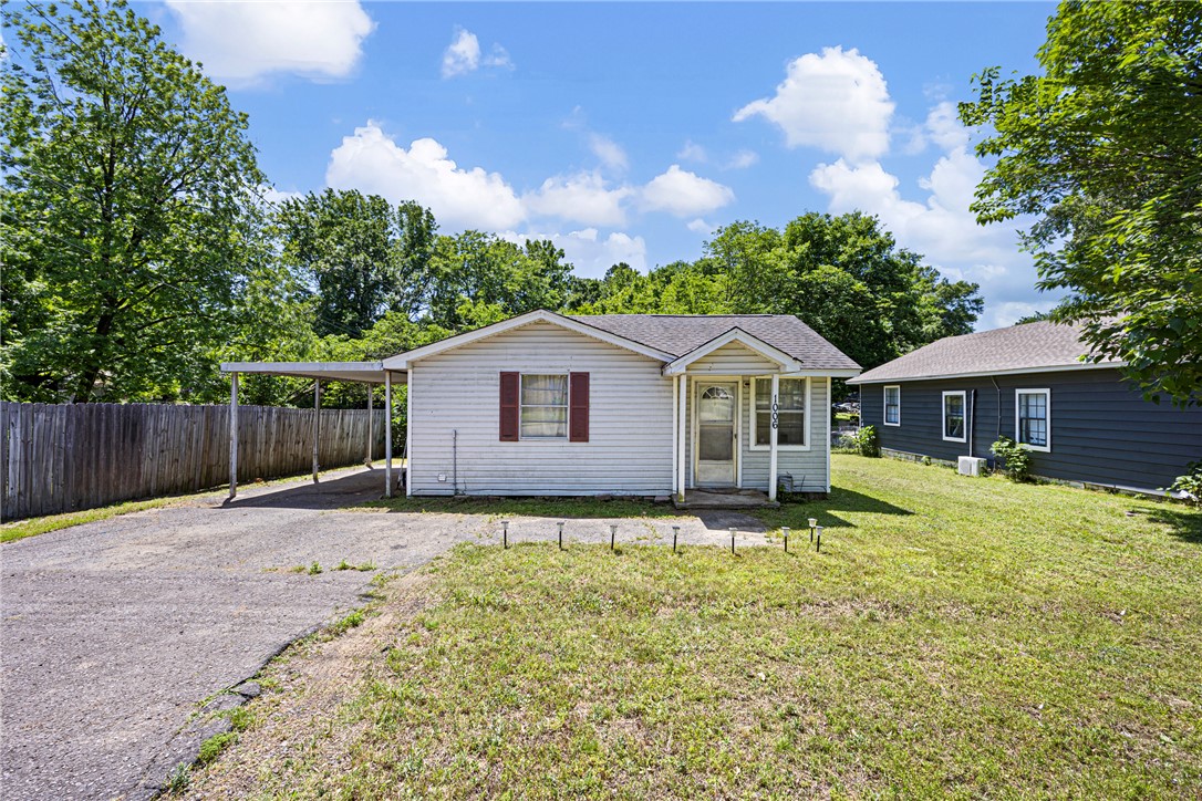 Perfectly located in the heart of Russellville! This charming 3 bedroom, 1 bathroom home is positioned within minutes of local schools, including Crawford Elementary and Arkansas Tech University, along with shopping, restaurants, and everyday amenities, making daily life a breeze.

Featuring over 1,046 sqft, this home offers a practical layout, a connected covered carport, and a fenced-in backyard perfect for entertaining, pets, or simply enjoying time outdoors. Situated in an established neighborhood with easy access around town, this property would make a great starter home, rental investment, or cozy place to settle in!