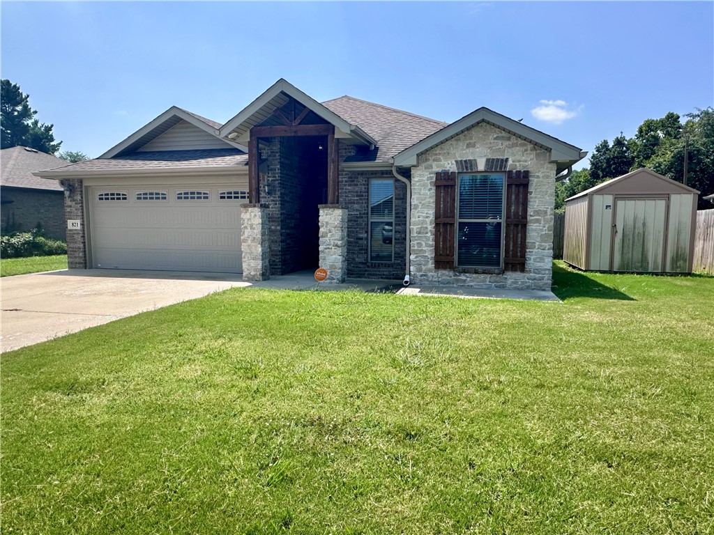 Split floor plan 3bed/2ba single story brick home on level lot. Situated in neighborhood with no immediate neighbors behind. Kitchen has ample granite counter for workspace, and extra seating as well as eat in area. Concrete flooring in living area means the hard work of ripping up flooring and hauling away is done. New owner can add own style and touches. Seller to allow $5000 flooring allowance with an acceptable full price offer. Schedule a showing and check out the possibilities today.