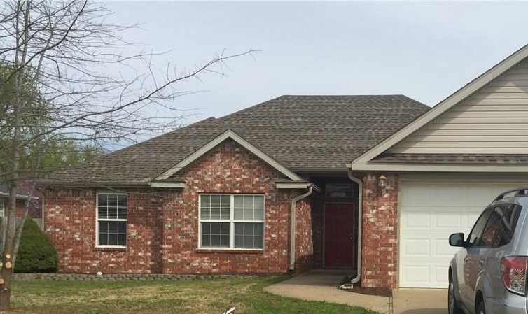 3 bedroom 2 bath home in Fox Run Subdivision, will feel like a ray of sunshine when you walk in. Great location!
