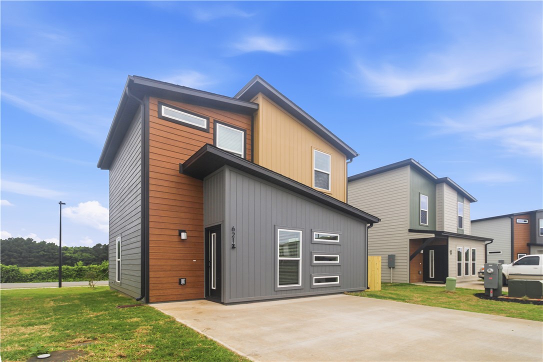 New Townhome in Featherston, This two bed two and a half bath home is clean and ready to go. Two bedrooms upstairs with their own on suite bathrooms and one halfbath downstairs. Kitchen features all new stainless steel appliances and washer and dryer is included! Walkable trails, dog parks, playgrounds and Ponds are sprinkled throught the community. Lawn maintnace is maintained by the POA keeping the neighborhood yards and common areas cut and trimmed.