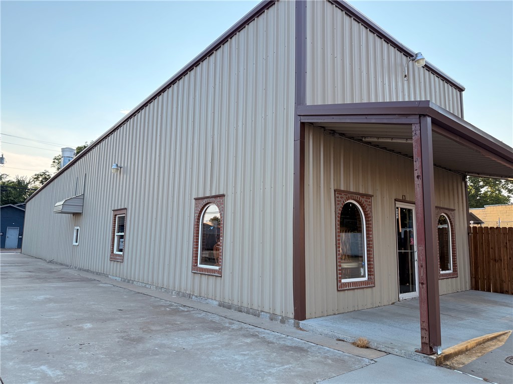?? Attention Business Owners!

Don't miss this incredible opportunity to own a commercial building in the heart of downtown Dardanelle!

This property offers a prime location with excellent visibility and endless possibilities. Whether you're planning to open a coffee shop, professional office, retail store, boutique, or another business, this space is ready for your vision.

? Prime downtown location
? High potential for a variety of business uses
? Great investment opportunity

Contact us today for more information or to schedule a showing. Make your business dreams a reality in one of Dardanelle's most desirable commercial locations!