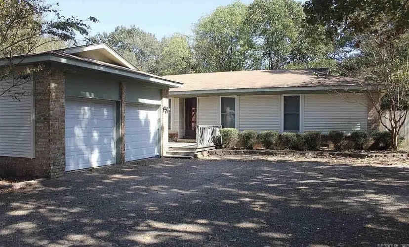 Beautiful 3 bed, 2 bath home. Enjoy a spacious layout with a cozy fireplace in the living room and a great back deck, perfect for relaxing or entertaining. This home is ready for you to make it your own. Schedule a showing today!