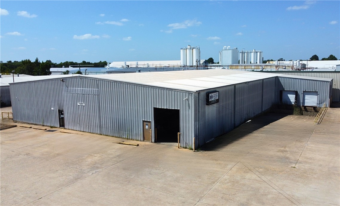 Available: ±14,682 SF.

Lease Rate: $8.00 PSF | Modified Gross.

Grade Level Doors: 4 (12' x 10').

Dock Doors: 2.

Peak Height: 18'.

Building Dimensions: 136' x 102'.

HVAC: Single-phase.

Executive Summary

1201 E Lake Francis Drive offers ±14,682 SF of functional flex/industrial space for lease in Siloam Springs, Arkansas, conveniently located less than one mile from Highway 412 for excellent regional access. The property features four 12' x 10' grade-level overhead doors, two dock-high doors, an 18' peak ceiling height, one office, and a half bath, providing a versatile layout for a variety of industrial users. Offered at $8.00 PSF modified gross, this space is well suited for dry storage, contractor operations, warehouse, distribution, or light industrial uses seeking a practical and accessible facility.