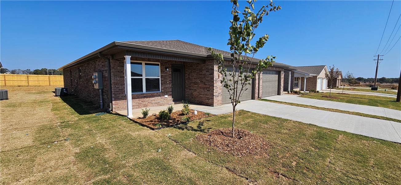 Brand new duplexes in Bentonville close to NWA Reginal Airport for lease. Home features 3 bedrooms, 2 bathrooms, 2 car garage, LVP throughout home, granite countertops, ceiling fans, open floorplan, covered back patio for grilling/entertaining, and all appliances included. 1 month free rent for tenant with all 1-year leases signed by Dec 1, 2024.
.