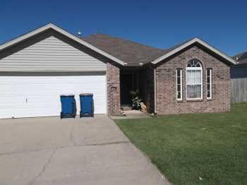 Immaculate home in the heart of Bentonville close to Coler Mountain Biking Trail and the new 8th Street Gateway Park.   All appliances convey.  Move in ready.