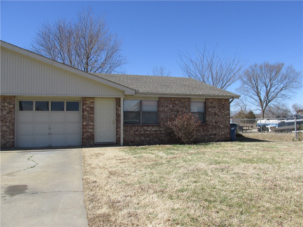 Great Location in Bentonville!!! Cute 2 bedroom 2 bath duplex with 1 car garage has large back yard and close to everything. Includes refrigerator