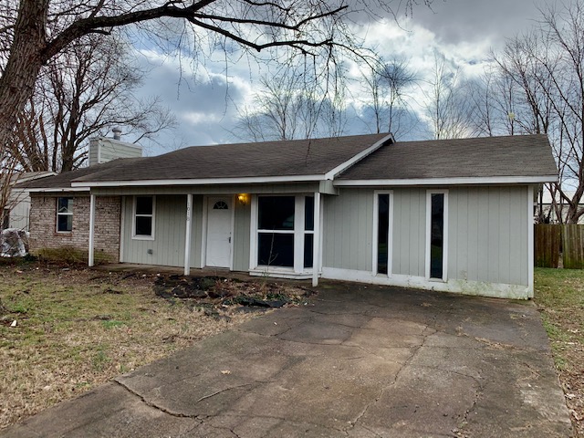 Very nice 3 bed 1 bath house in Siloam Springs just minutes from US Hwy 412 and Siloam Springs Middle School! This home features ceramic tile in the kitchen and bathroom, wood like vinyl in the living area and carpeted bedrooms, and a large privacy fenced back yard!!