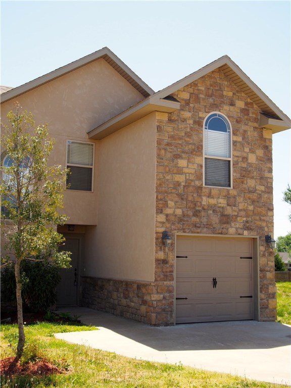 This 1800SF, 3 bedroom, 2.5 bath, 1 car garage condo has all the extras. Located close to shopping and restaurants at the Promenade and just east of the Rogers Mountie High School. Condo has a spacious, open floor plan, gas fireplace in the living room, master suite has double vanities, and full bath. Additional features include a pantry, vaulted ceilings, and study/loft with built-in desk.