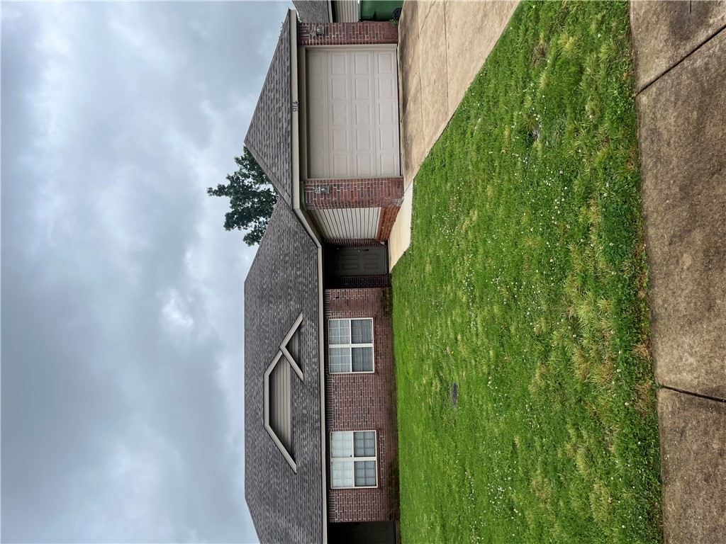 Great duplex in a desirable location close to Rogers High School on the west side of Hwy 71B