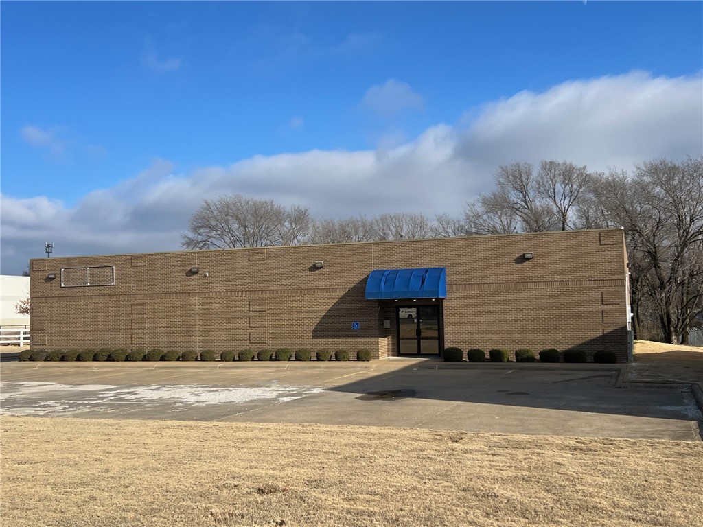 Bassett Place North Ph I Springdale - Commercial Lease