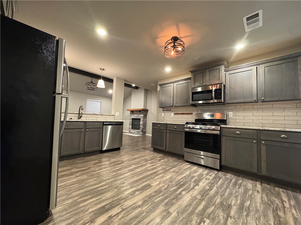 Foxbriar Phase I Rogers - Residential Lease
