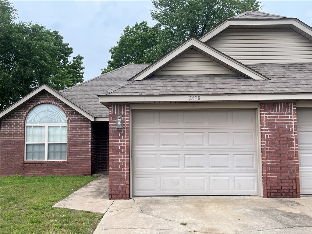Great duplex in a desirable location close to Rogers High School and the Razorback Greenway.