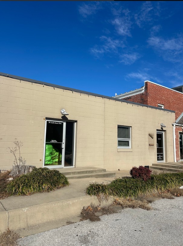 Opportunity of retail or office space in the heart of downtown Siloam Springs.  Room to expand within building.  Tenant responsible for phone and internet service.  Contact Brian White to set up a showing.