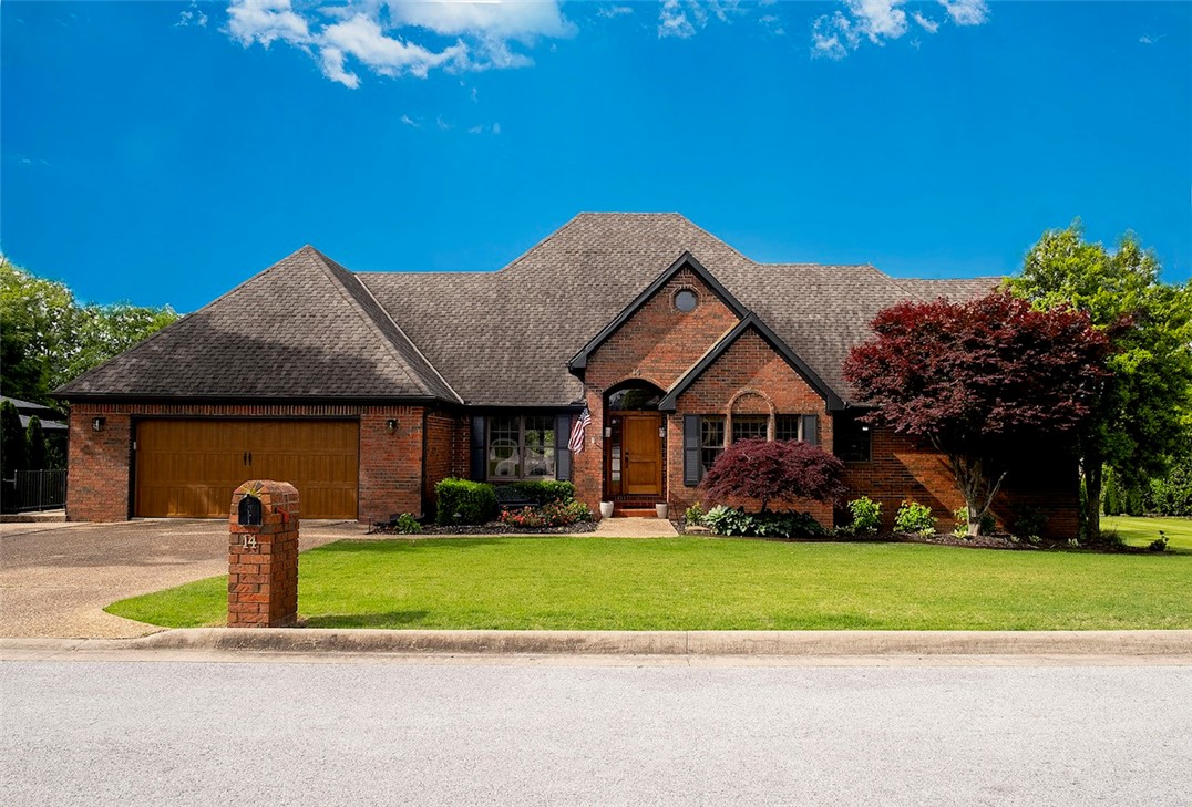Experience an elevated lifestyle right in the heart of NWA! Feel right at home in the prestigious gated community of Pinnacle Country Club. 

What you'll love: 
Vibrant tennis and golf neighborhood, home to the NWA LPGA Championship and the only clay courts in the region. Pull out of the neighborhood and you'll find yourself within a golf cart drive proximity to top-tier concerts at the outdoor amphitheater, Ruth's Chris steak house, Wrights BBQ, multiple coffee shops, shopping malls, and Top Golf.
