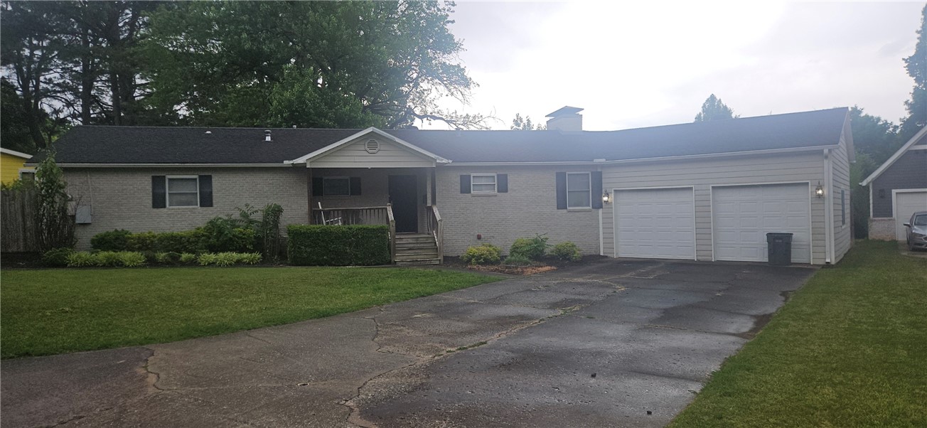 Nice home in Fayetteville Historic District. Home features 3 bedrooms, 2 bathrooms, open floor plan, nice kitchen with breakfast area, hardwood floors, SS appliances, all appliances, nice front porch & back deck for entertaining, gas log fireplace. Close to Fayetteville Square, Dickson St & U of A.