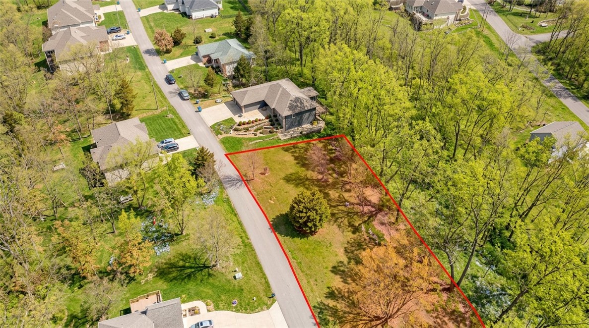 Rare Bella Vista flat lot! This .35-acre homesite is Metfield area. Offering excellent wooded views and provides an ideal, cost-effective building site. City sewer is available at the street—a highly sought-after feature in Bella Vista. Enjoy a true bike-in, bike-out location with direct access to the Back 40 singletrack trail system and the paved Razorback Greenway, both just around the corner and easily reached by bike. Walk to the Metfield Golf Course and Clubhouse featuring pickleball courts, swimming pool, and fitness center. A great opportunity to build your dream home in one of Bella Vista’s most sought-after outdoor lifestyle areas.