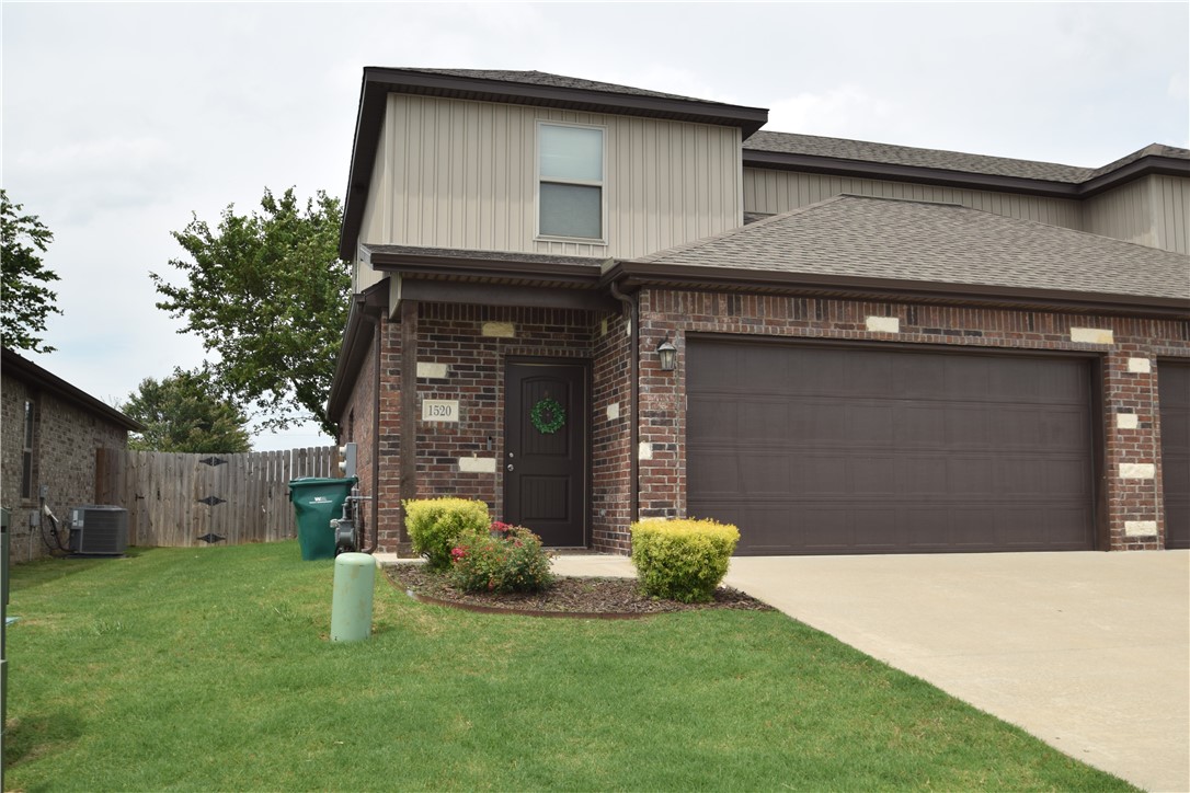 Newer duplex in great location! Close to the Wal-Mart neighborhood market on Hwy 102 and Green house road in Bentonville. Three bedrooms, two baths, open living space with wood look tile in main living area and carpet in the bedrooms. Kitchen has gas range, granite and pantry. No smoking, No pets, Home comes with Refrigerator.