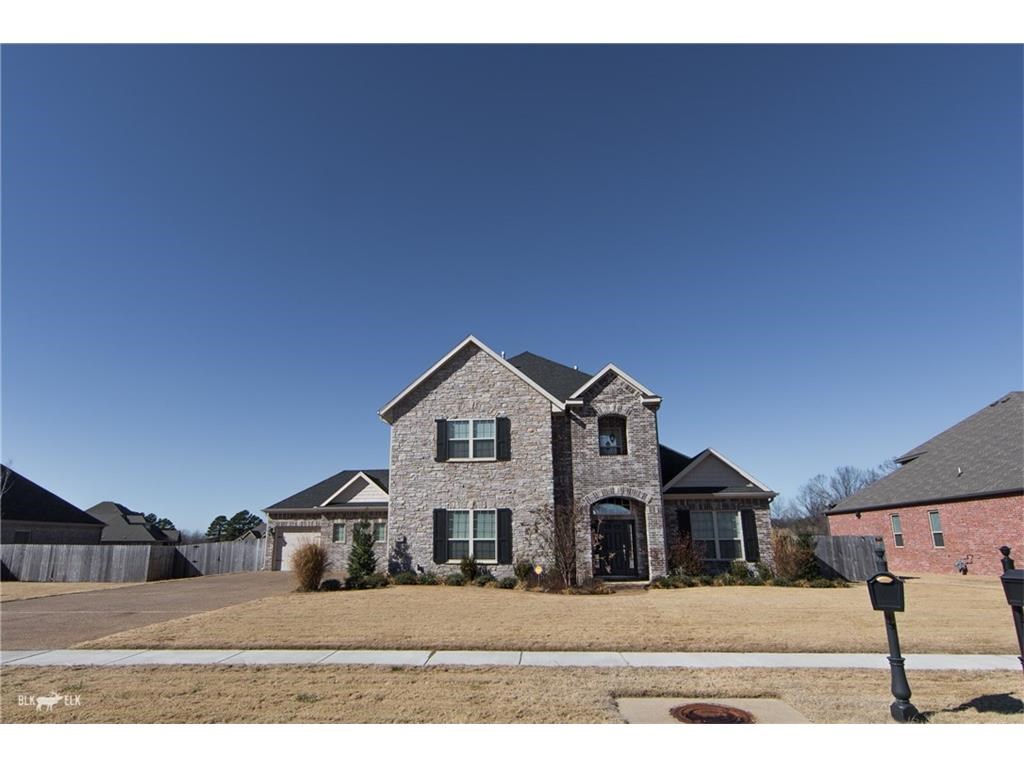 Beautiful home in the Heart of West Fayetteville. Established community built by Buffington Homes. Open floor plan, large master suite. This home is perfect for entertaining. Must see.