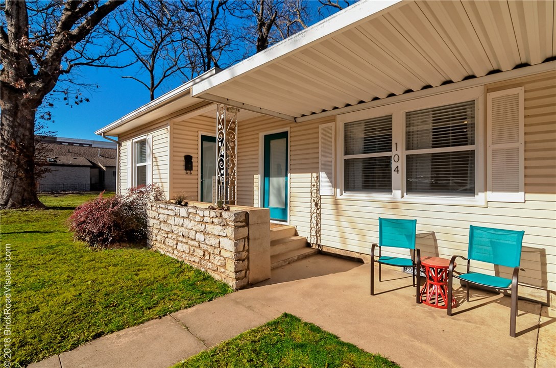 Located in Downtown Bentonville - 2 blocks from the square - 1 block to Compton Gardens, Lawrence Plaza and the Crystal Bridges Trail.  This charming home has been beautifully remodeled.  Quartz countertops, gas cooktop, gas fireplace, stainless steel appliances and large walk in shower.  Large lot with plenty of room to expand if so desired.