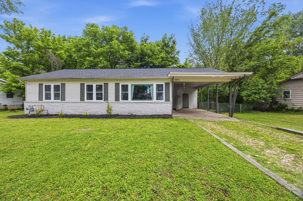 Welcome Home! Charming and centrally located in the heart of Fayetteville only a little over a mile away from the U of A! This 2 bed, 1 bath (easily converted back to 3 bed) features a newer roof along with a brand new HVAC system and Windows! Enjoy the convenience of being close to local schools, shopping, dining, and all of the vibrant amenities Fayetteville has to offer! Whether you’re looking for a primary residence, game day retreat, or investment opportunity, this property combines location, updates, and value in one appealing package!