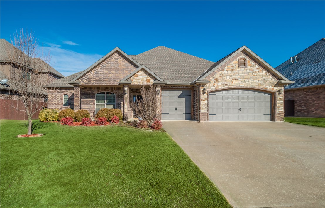Welcome home to this great one level property with 4 bdrms, 2.5 baths, 3 car garage and open floor plan.  Split floor plan offering spacious family room with stone fireplace, open kitchen with large breakfast nook, study w/french doors, separate utility room w/sink and gorgeous master suite with large walk in closet. Tons of extras including wood floors, crown molding, SS appliances, home audio, central vac, security and yard irrigation.  Superb location near community pool & playground, Bentonville schools and walking distance to Community Center.