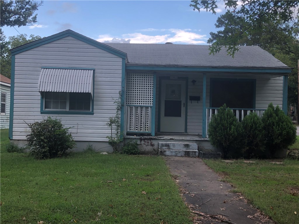 Awesome location in Siloam Springs Ar. Close to everything shopping, schools, food, entertainment. Property could be rental, first home, fixer upper, flipper. Property needs some work. But could be nice place to call home. PROPERTY SELLS AS IS.