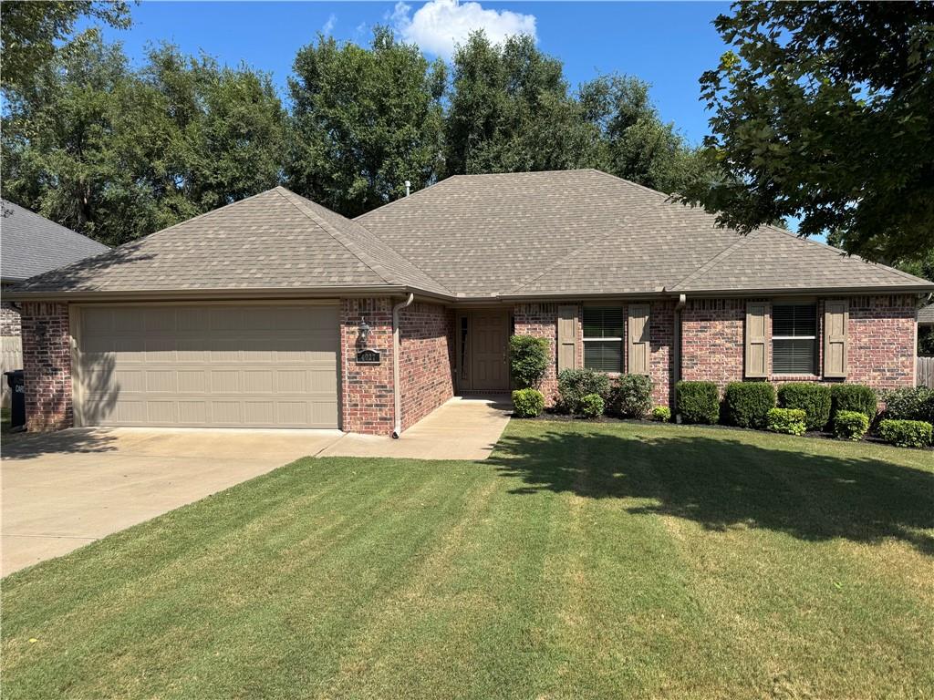 Unbeatable location central to everything in NWA! Spacious 3-bedroom, 2-bath home backing into
Rossons Creek available for a 1-year lease. This one feels private with trees behind and a nice privacy
fenced backyard. The interior is up to date and extremely clean. Washer/Dryer and refrigerator included.