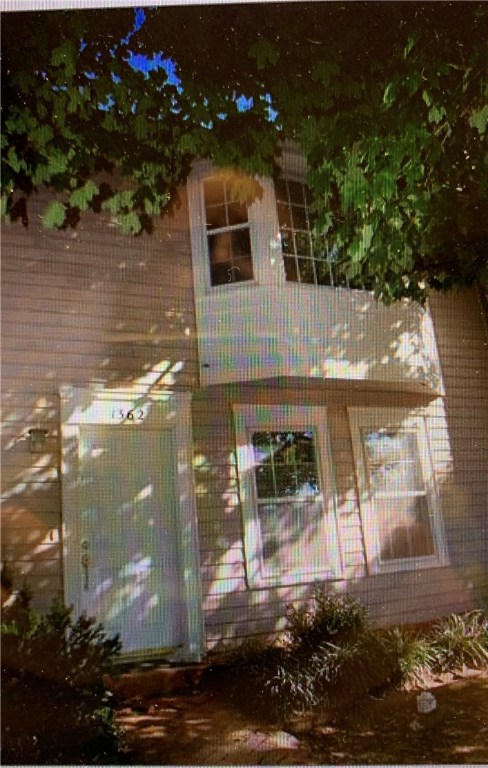 Conveniently located 2 bedroom, 1.5 bath townhouse.