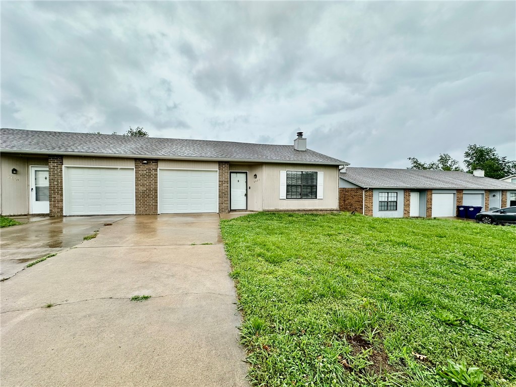 2-bedroom, 2-bath duplex in Rogers conveniently located near the Rogers Aquatics Center, Walmart, shopping, parks, and restaurants. This home comes with all appliances included, a garage, and a fenced backyard for added convenience and outdoor enjoyment. The home also features an ornamental fireplace, adding a warm and cozy touch during the colder seasons.**$250 non-refundable pet fee per pet - 1 pet limit - dogs only - under 25 LB**