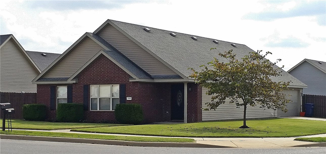 NOT the AVERAGE  Floor Plan in Patriot Park  in Siloam Springs! 3 bed, 2 bath 2 car Garage. 6 foot wood privacy fenced back yard. Open Concept Plan with split bedrooms!  Kitchen features Stainless appliances with large island! Living boasts Cathedral Ceiling with Engineered hardwood floors. Master Bed has Large walk-in closet and Master bath has his and her sinks, cultured marble counter tops and Jetted tub with separate shower. All new carpet and paint throughout!  Agent Owned. Can help with closing cost