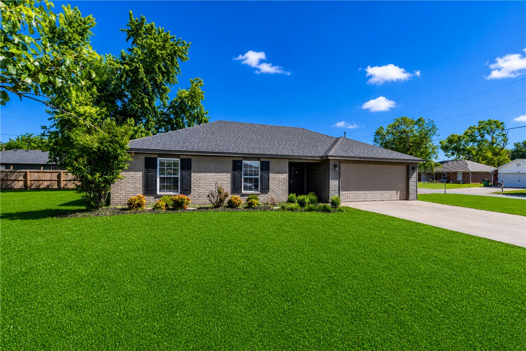 Move-in ready and updated, 700 Ponderosa in Centerton offers the Northwest Arkansas lifestyle buyers are searching for. Conveniently located near Bentonville, parks, trails, shopping, dining, and commuter routes, this home combines comfort, value, and functionality. Features include granite countertops, stainless appliances, durable flooring, spacious living areas, fresh paint and cabinet touch-ups, new carpet in bedrooms, updated fixtures, fresh caulking, new blinds, new dishwasher, and newer roof. The open layout flows seamlessly for entertaining and everyday living, while the fenced corner lot adds outdoor space to relax or play. Great opportunity for buyers seeking a primary residence, investment property, or low-maintenance living in one of Northwest Arkansas’ fastest-growing areas. So whether you’re buying your first home, downsizing, or investing in Northwest Arkansas growth, 700 Ponderosa is ready to welcome you home, call today!