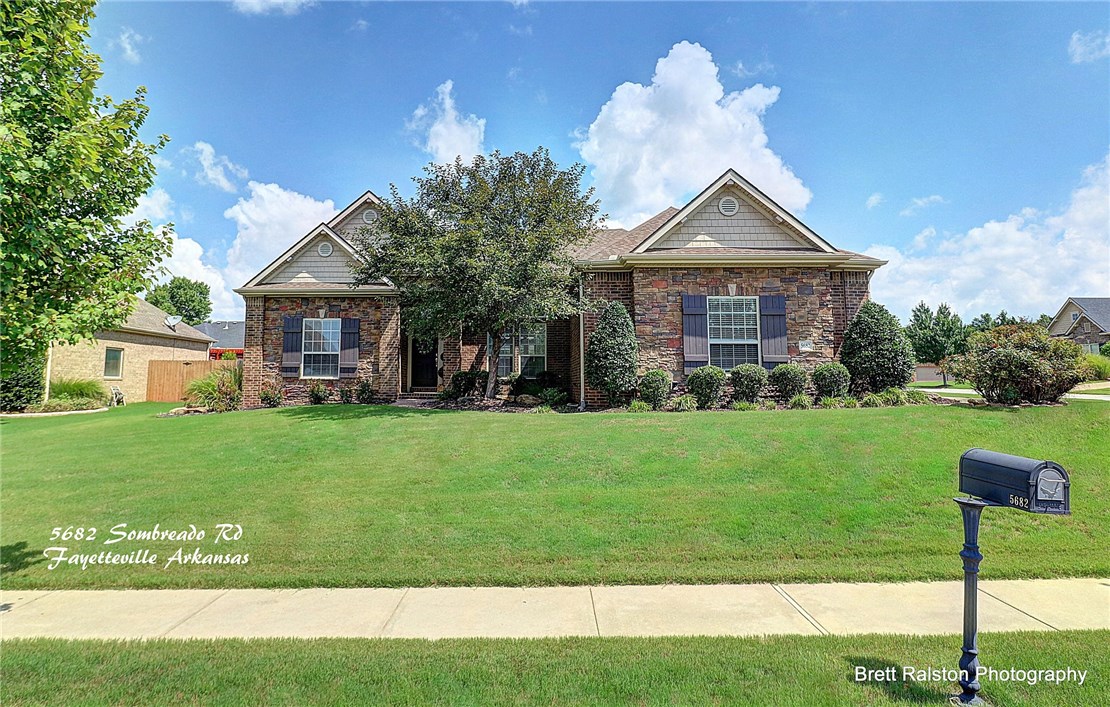 Fabulous Move In Ready Designer Home In Fayetteville's Desirable East District.
Close To All That Is Northwest Arkansas.