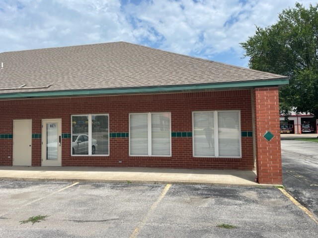 1,290sqft for lease in a great location of Centerton.  Previous uses have been doctor's office and a dentist office.  Agent owned.