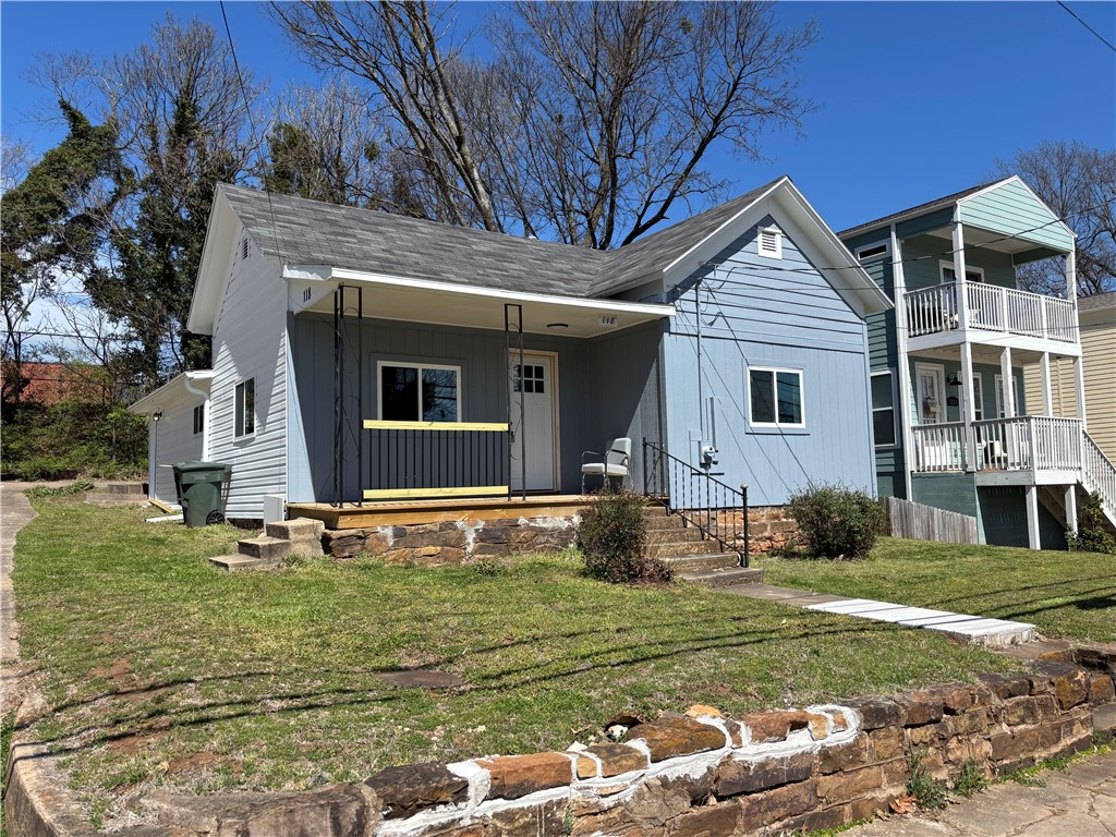 Charming downtown home waiting for you! This space is completely remodeled and is brand new inside and out. Fantastic location just off the square and within walking distance of the federal and county courthouses.