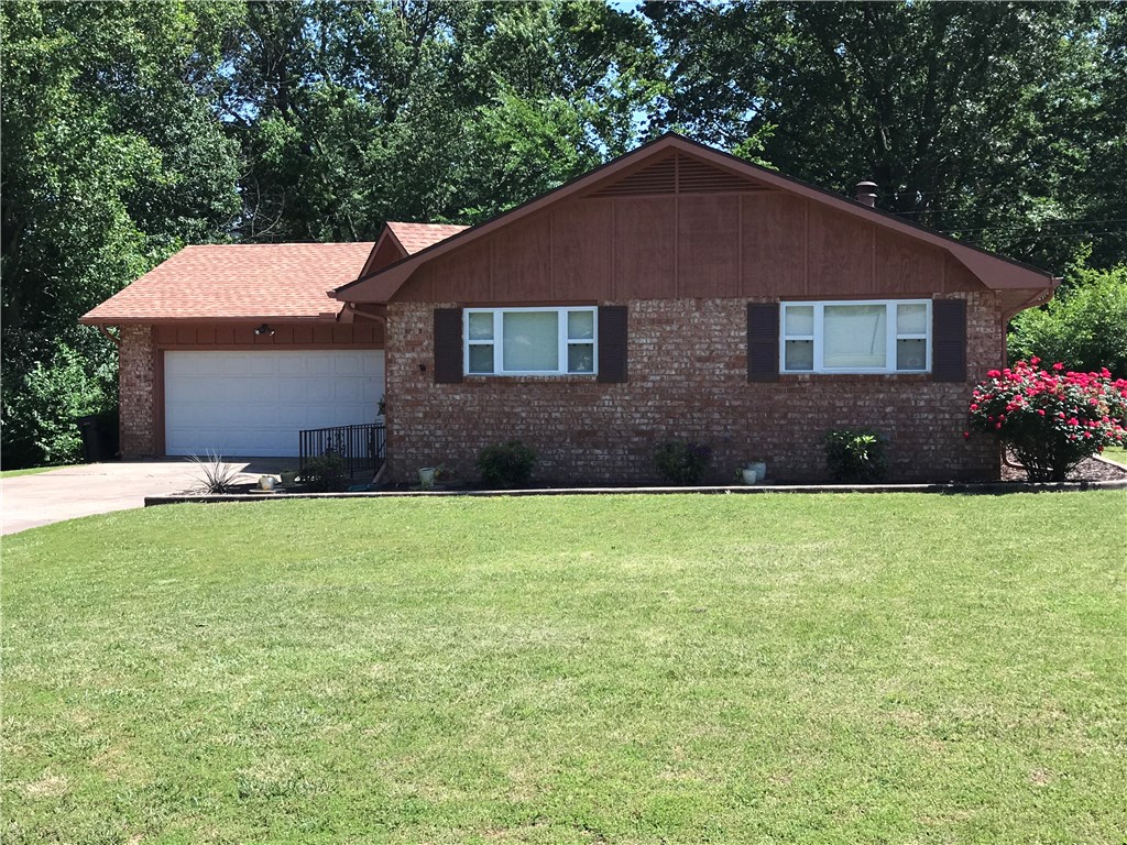 Beautiful and cozy home in a great, transitioning Rogers Neighborhood. 3-2 with a bonus room, well kept and maintained move in ready. In the last two years, the owners have replaced the roof, HVAC, added tile and bamboo flooring and landscaped. Close to Rogers shopping, parks, schools, library, and historic downtown. Don't let this one get away.