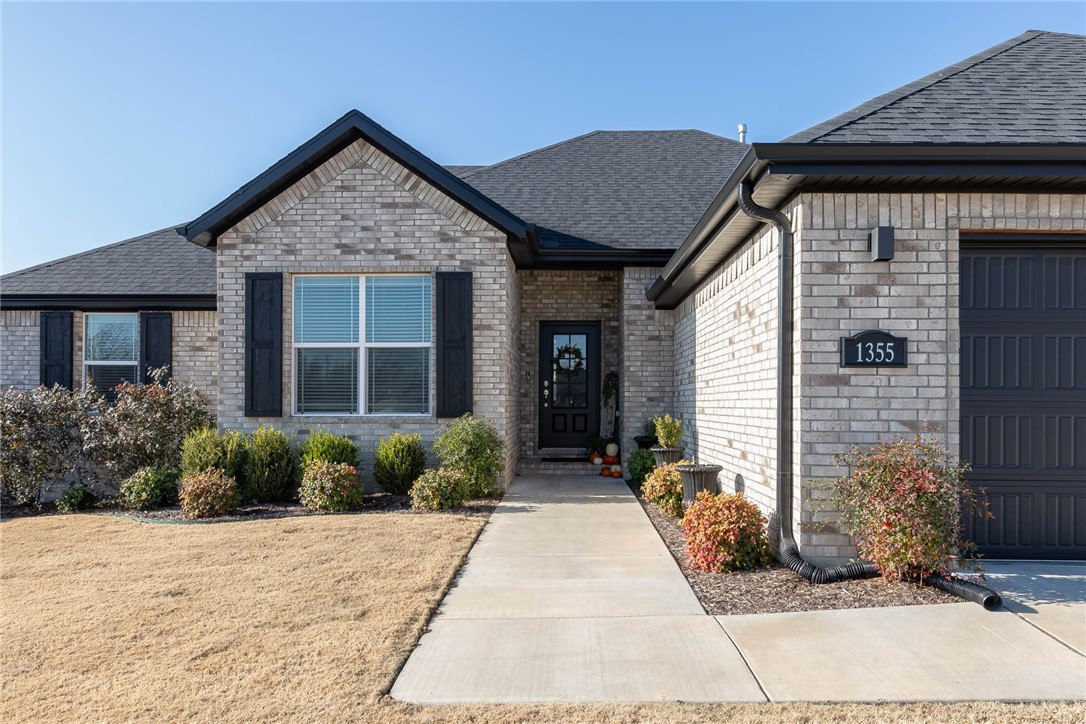 UPDATED PHOTOS. Great 4 bed/2 bath house on the west side, all white interior, with black granite countertops, and stainless steel appliances. Huge backyard, great patio for entertaining, fully fenced in backyard, quiet subdivision.  We think you'll love this one.  Please call or text the list agent to ask how to apply.