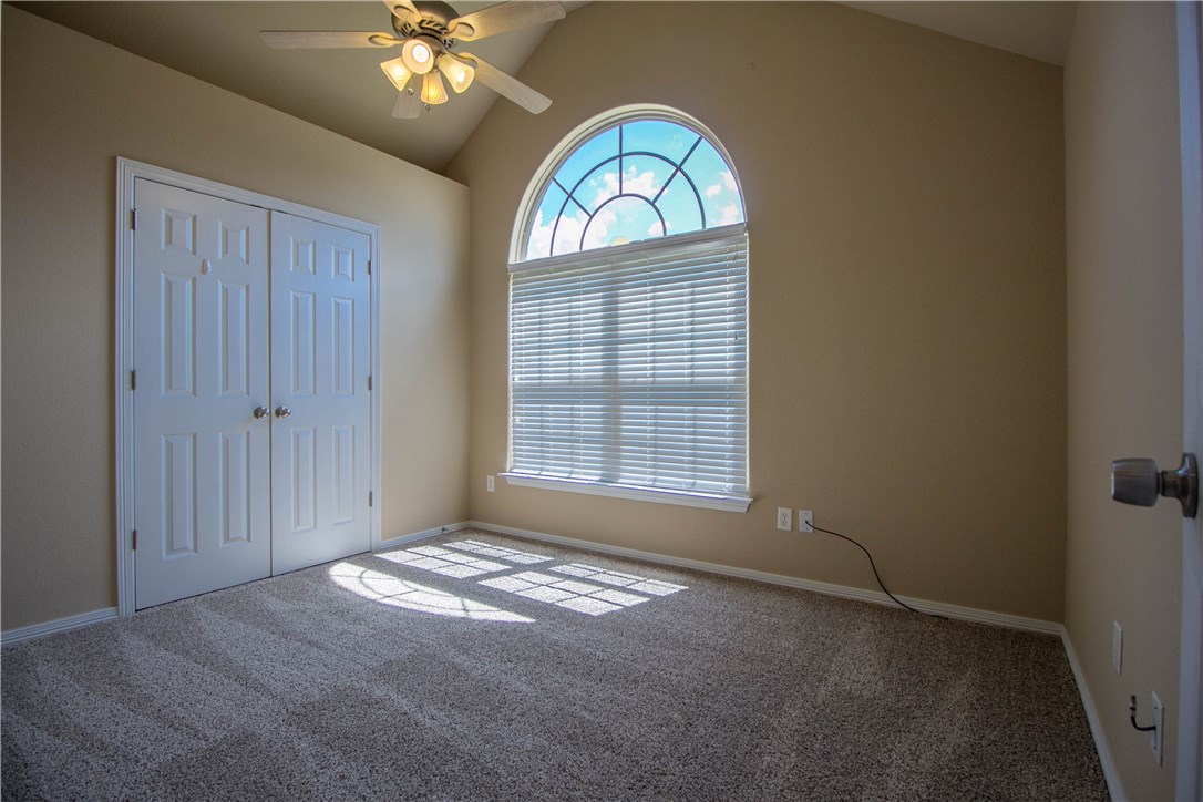 Great location! 3 bd/ 2 bath Home close to everything, Lake Bentonville, Park, & Schools. Open Floor Plan. Spacious living room with gas log fireplace. Eat-In kitchen. Split Bedrooms floor Plan. Master bath with whirlpool tub and separate shower and spacious walk in closet. Large yard with plenty of room.
Don't miss this one!
